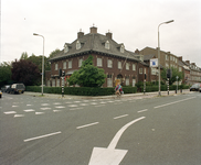 822266 Gezicht op het hoekpand Amsterdamsestraatweg 472 ( Koch Notarissen ) te Utrecht; links de Julianaparklaan.